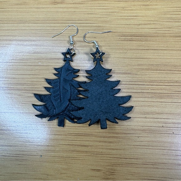 Fancy Christmas Tree Earrings embossed green leather hand crafted - Picture 4 of 6